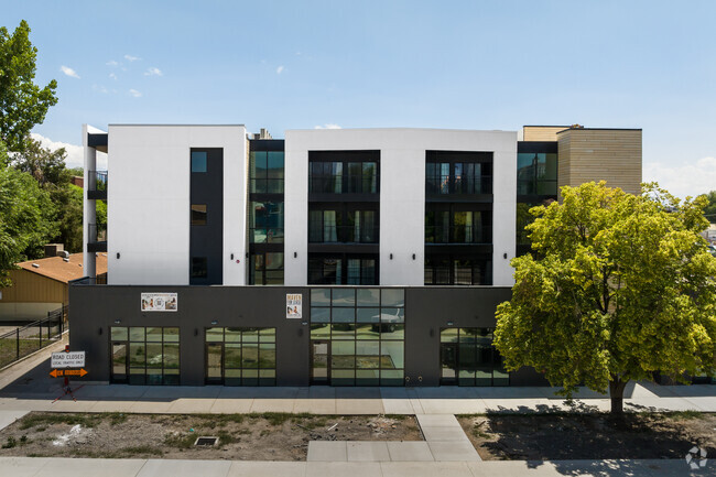 Entrada del edificio - Maven Lofts