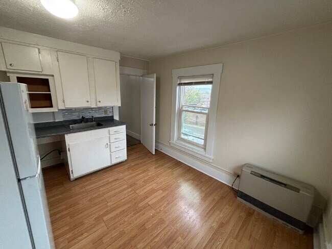 Foto del edificio - Cozy & Affordable 1BR Apartment with Heat Included – Convenient Sanford Location!