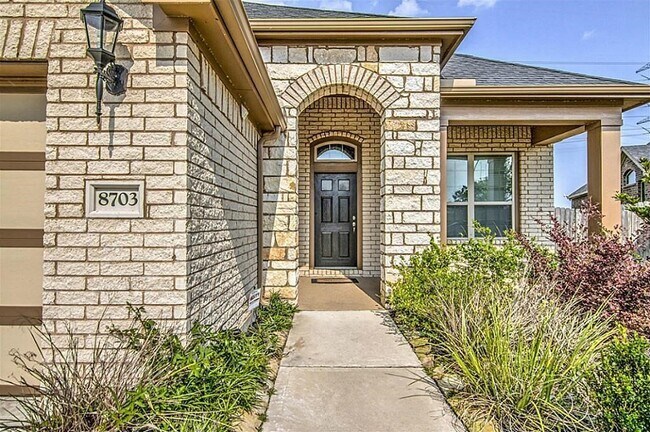 Building Photo - 8703 Seguin Cove Ln