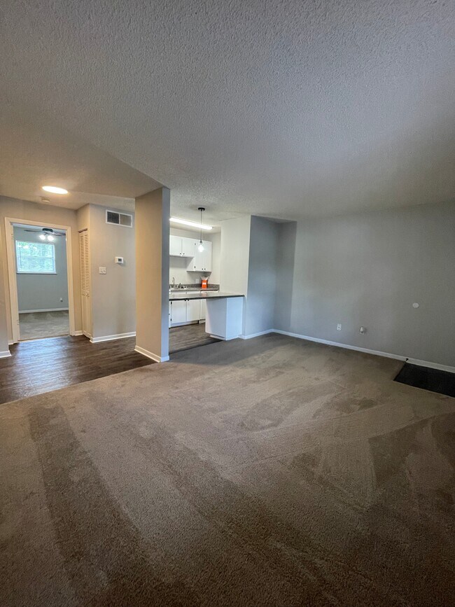 1 bdr Top Floor Living Rm - Oak Terrace