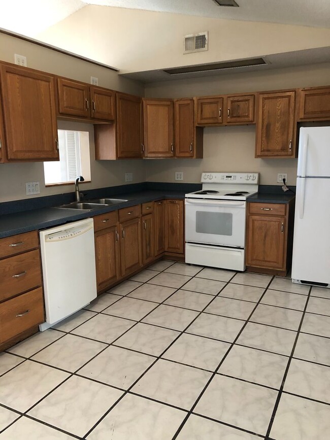 Building Photo - 4 Bed 1 Bath Home | Pet Friendly | Washer Dryer Hook Ups | Section 8 Welcome