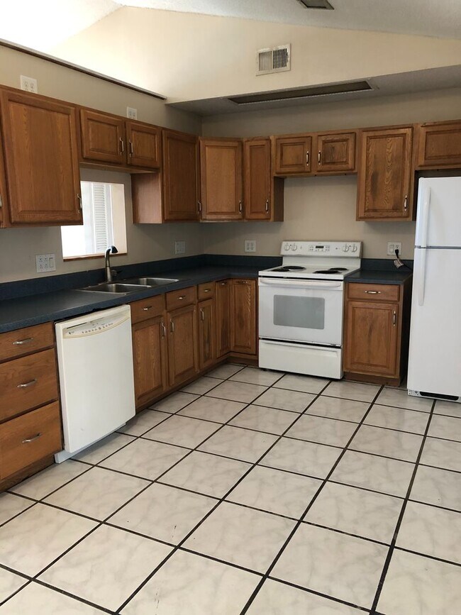 Foto del edificio - 4 Bed 1 Bath Home | Pet Friendly | Washer Dryer Hook Ups | Section 8 Welcome