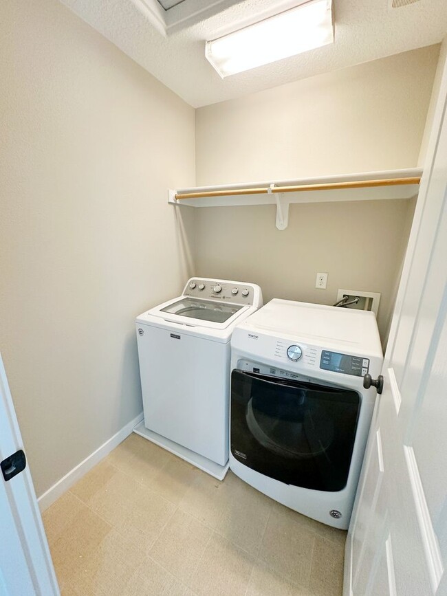 Building Photo - Awesome 2-bedroom 2.5-bathroom house in Hi...