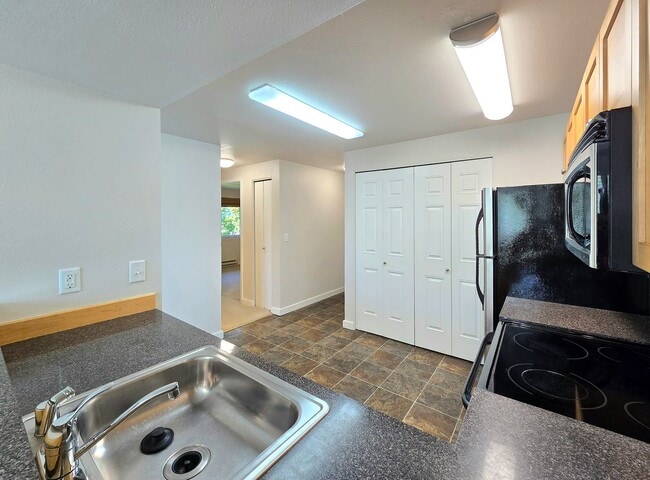Building Photo - 2 Bedroom Condo Available in Kenmore - $25...