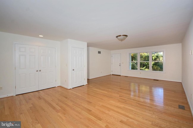 Building Photo - 2307 Oakmont Rd