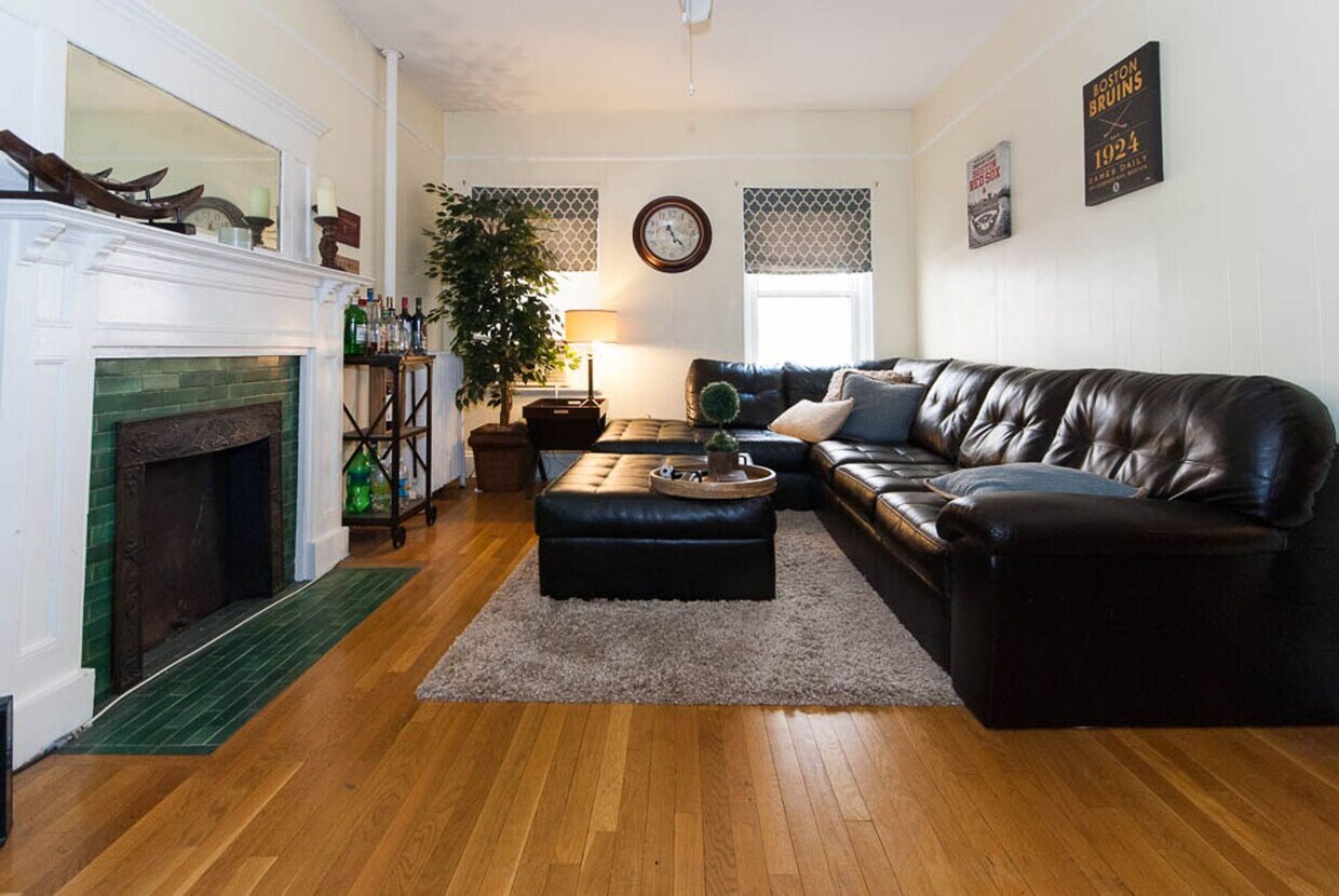 Primary Photo - Comm Ave 2bed on the Green Line - Heat/HW ...