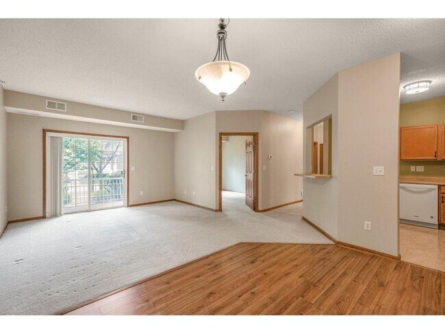 Foto del edificio - 114200 Hundertmark Rd W