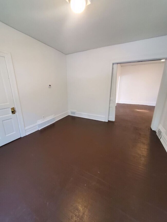Foto del edificio - 2458-2460 W Juneau Ave.