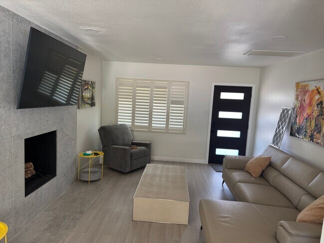 Foto del edificio - 2452 E Elm St
