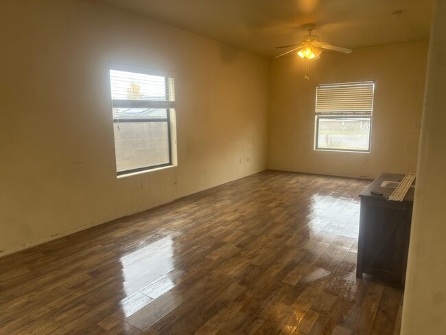 Building Photo - 720 N 6th Dr