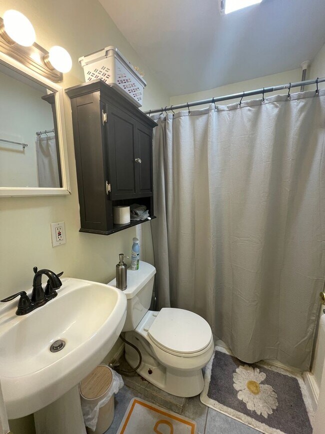 Foto del edificio - No Brokers Fee, Heat, Hot Water Included, Laundry on a Site