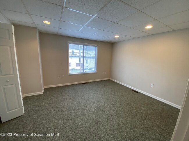 Building Photo - 440 Larch St