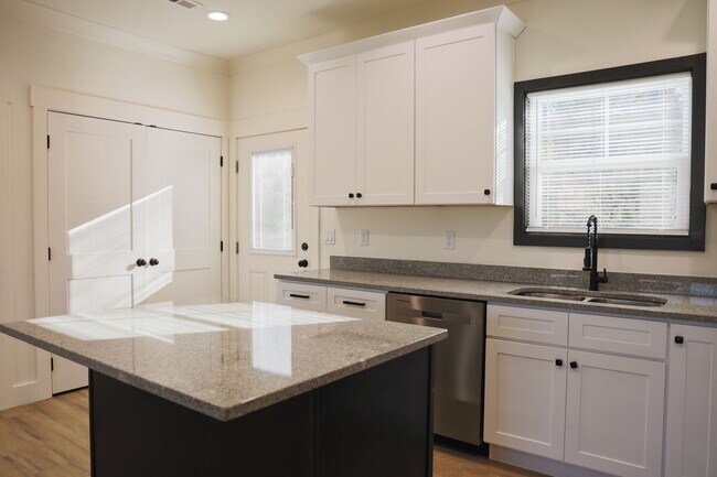 Foto del edificio - BRAND NEW 2BD 2.5B TOWNHOME