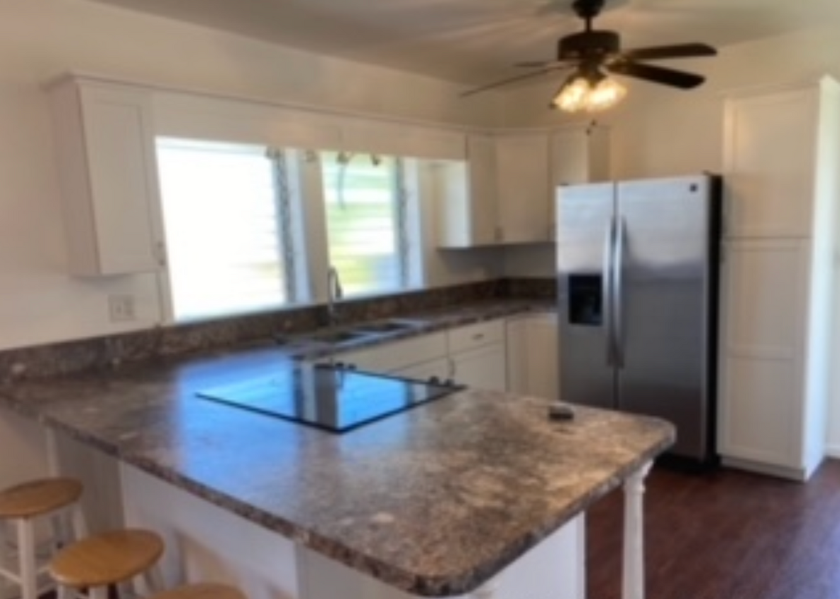Building Photo - Four Bedroom Maili Home