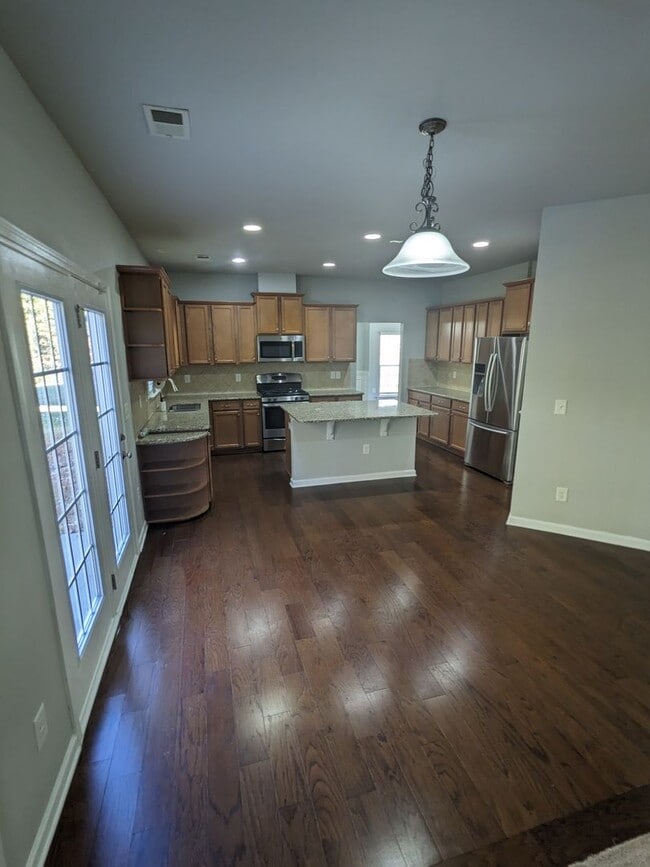 Building Photo - Stunning 7 Bedroom House with a Loft and U...