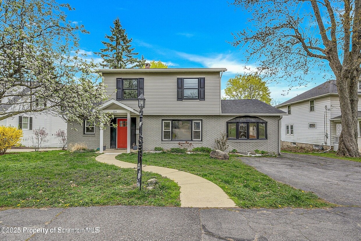 Primary Photo - 224 S Abington Rd