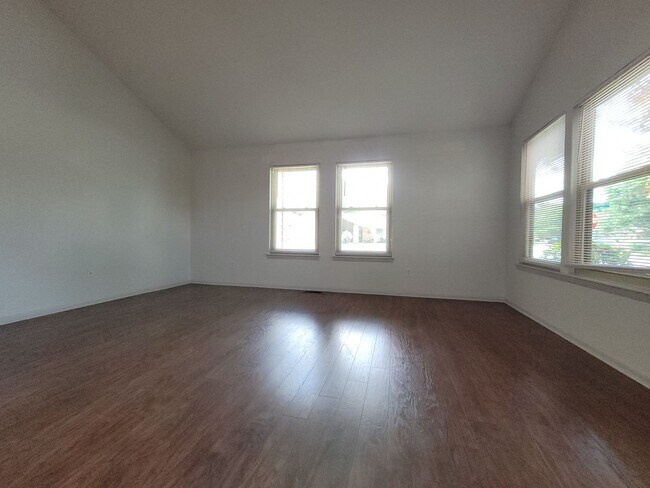 Building Photo - LAKE CHRISTOPHER