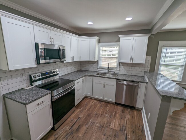 Building Photo - Newly renovated three bedroom, two bath ho...