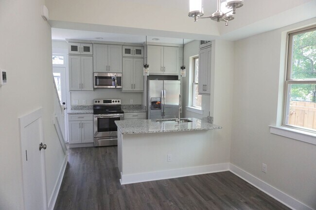 Building Photo - 2 BED | 2 BATH | GATED BACKYARD | MIDTOWN