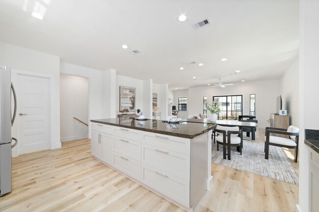 Building Photo - 11916 S Hoa Sen Cir