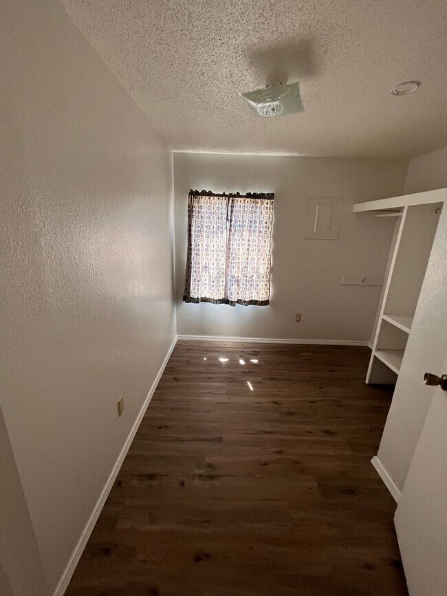 Building Photo - Great country property!