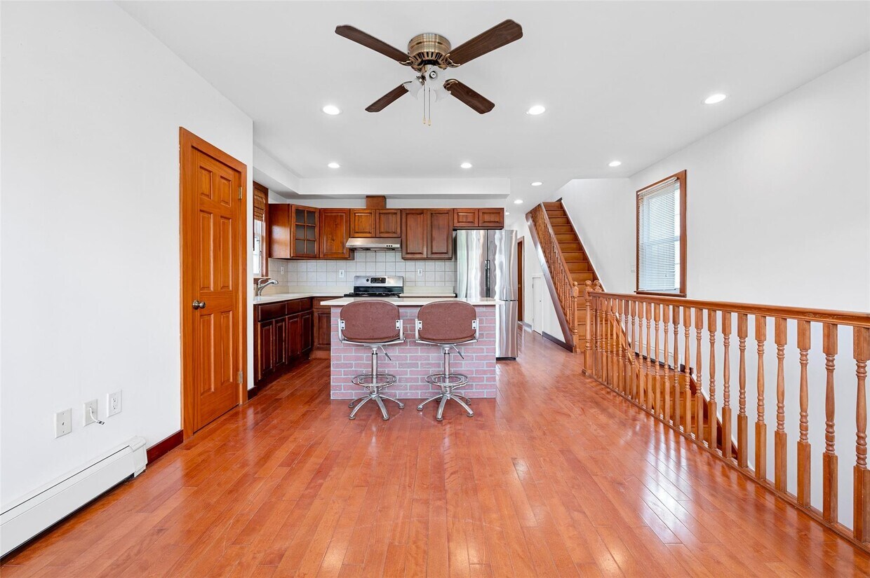 Foto principal - 38-42-42 216th St