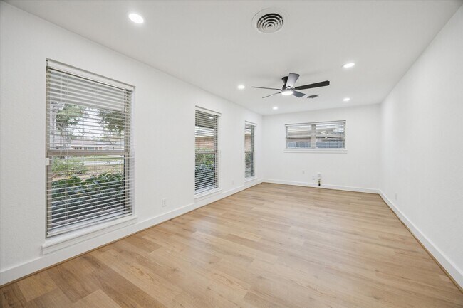 Foto del edificio - 2223 Latexo Dr