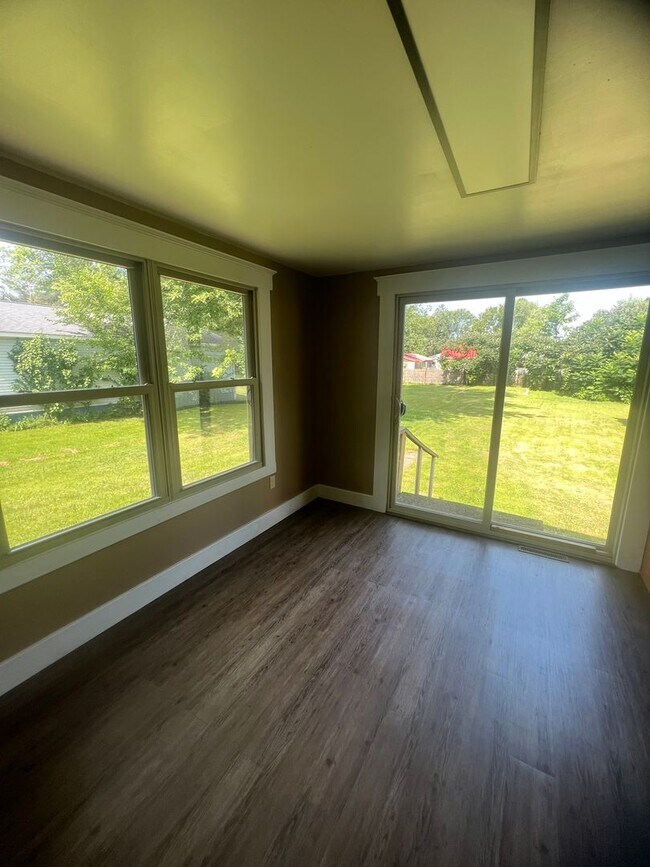 Foto del edificio - Large Remodeled 4 bed 2 Bath - Girard Pa