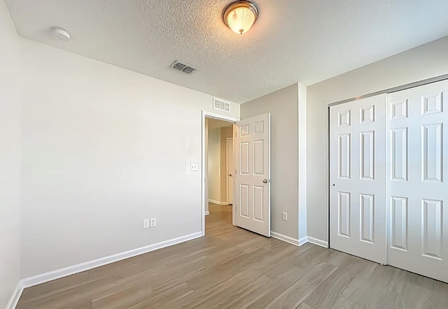 Building Photo - 9487 Thorn Glen Rd