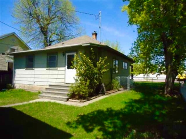 Building Photo - Cute Home with a detached garage