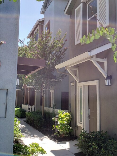 1319 De Altura Common