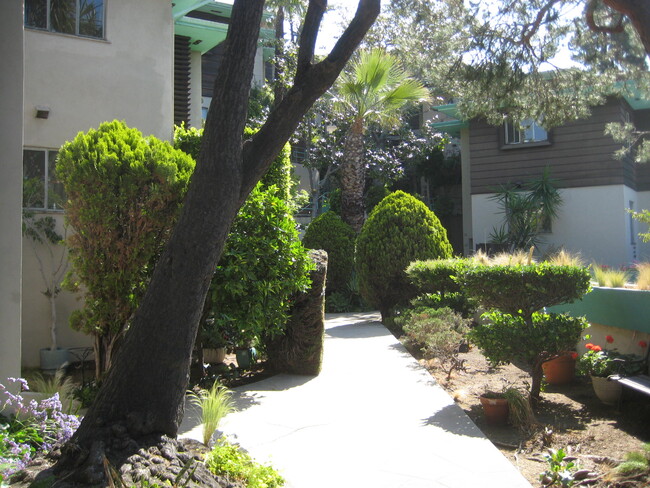 Foto del edificio - 2232 N Beachwood Dr