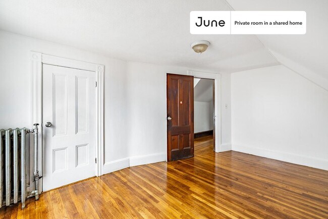 Foto del edificio - Private bedroom in 7 bed/1 bath Home