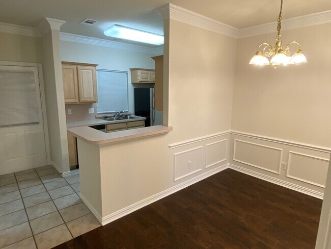 Building Photo - Quiet 2 bedroom townhome close to Downtown...
