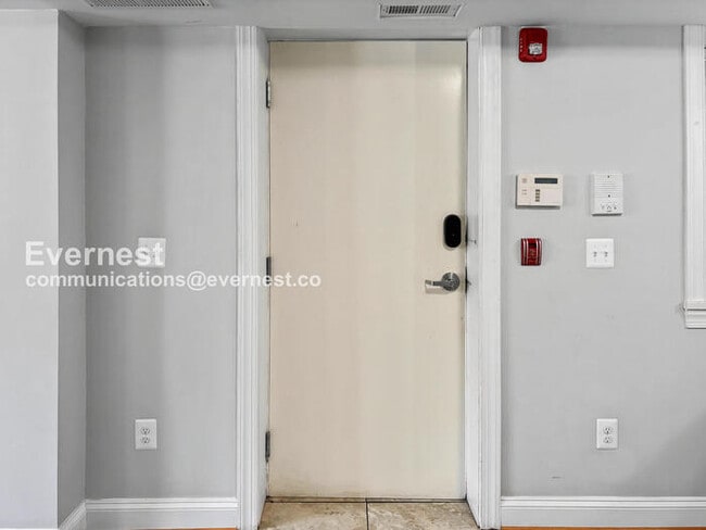 Building Photo - 2438 Callow Ave