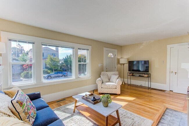 Foto del edificio - 2243 Woolsey St