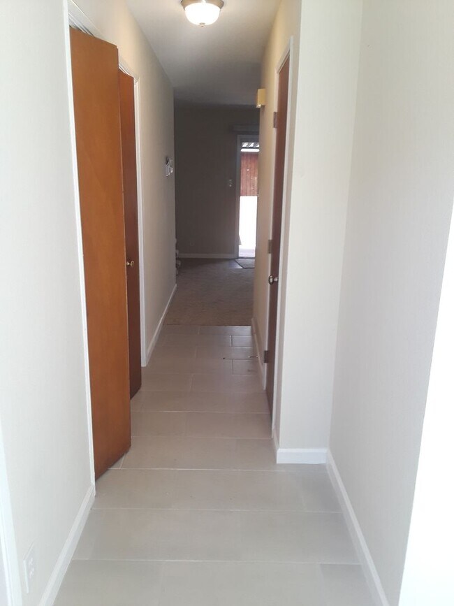 Building Photo - Central and updated 3 bedroom 1.5 bath tow...