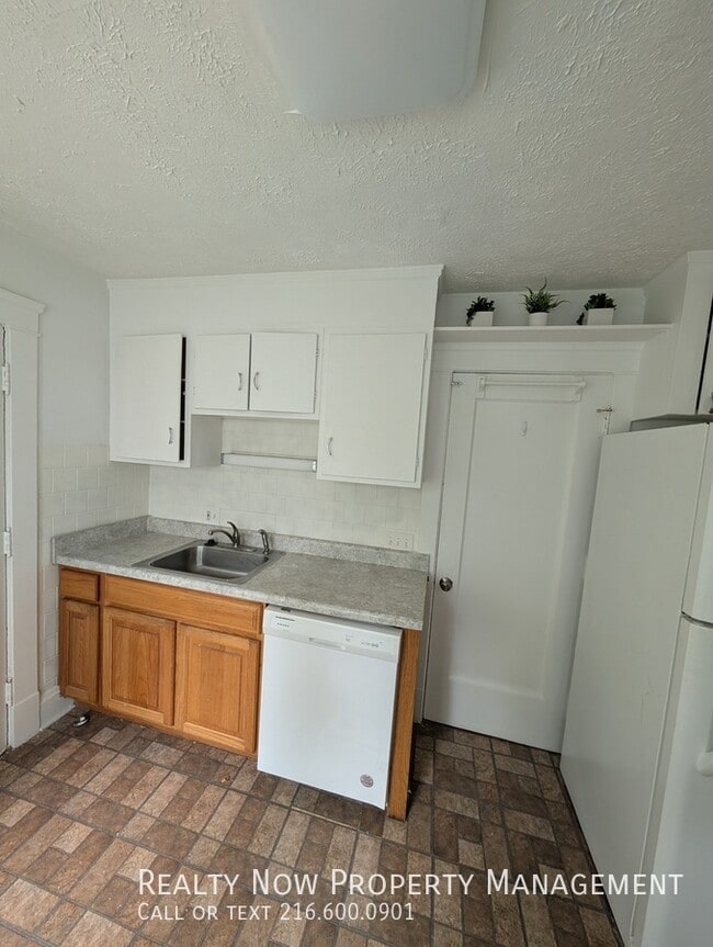 Foto del edificio - 2120 Renrock Rd