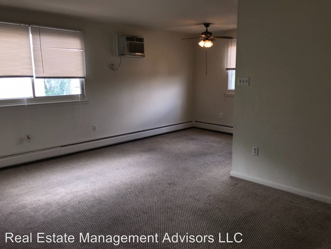 Building Photo - 910 Fox Chase Rd