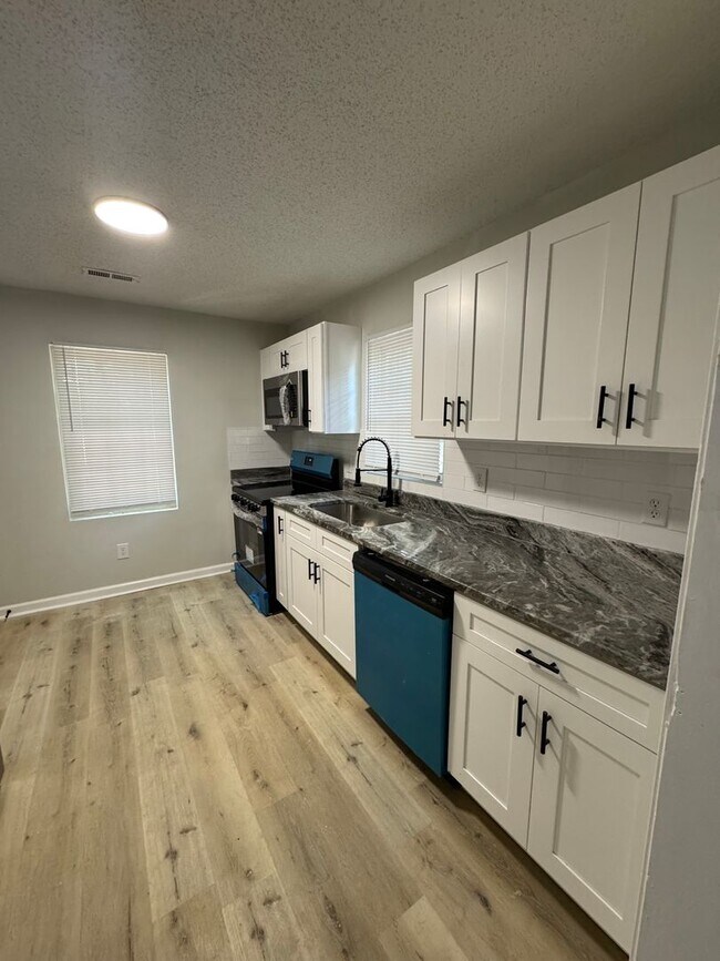 Foto del edificio - 3bed/2bath freshly renovated home!