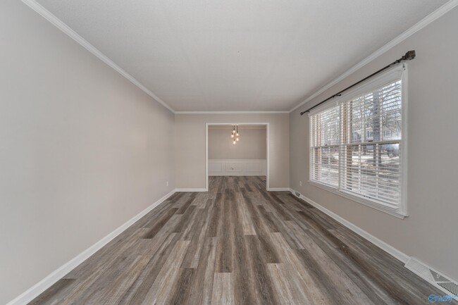 Foto del edificio - 625 Versailles Dr SE