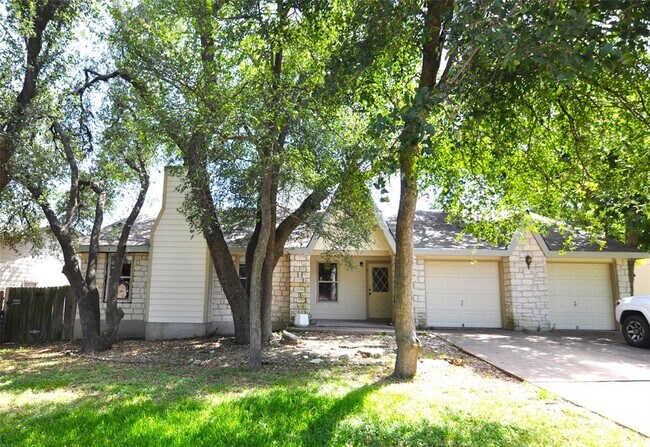 Foto del edificio - 8809 Piney Point Dr