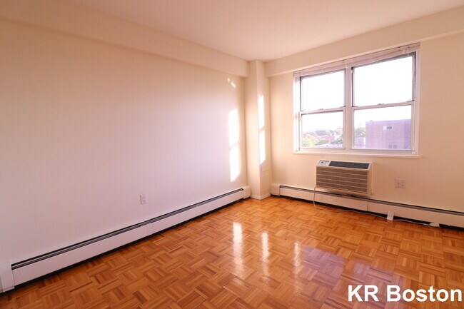 Building Photo - 15 Thatcher St