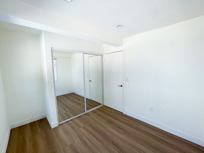 Building Photo - 1454 W 22nd St