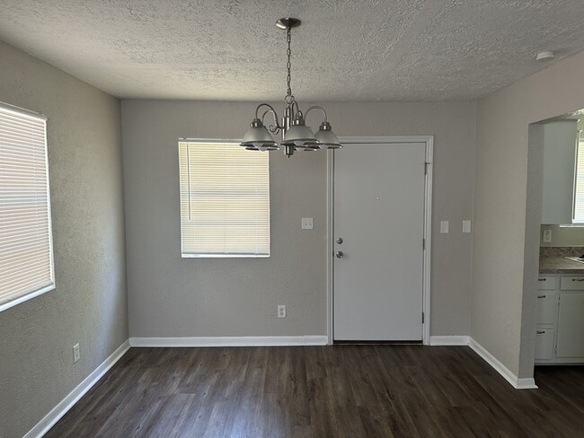 Building Photo - 8 Lanes End