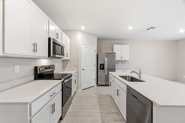 Building Photo - "Spacious 4-Bedroom Gem with 2 Full Baths in Charming Punta Gorda Oasis!"