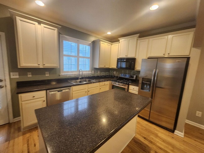 Building Photo - 587 Delbridge St NW