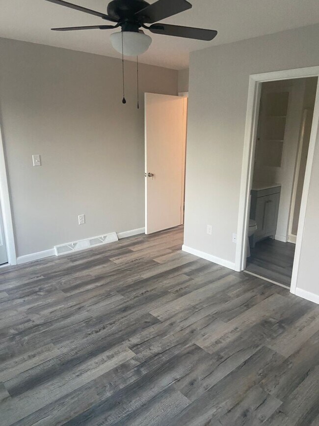 Building Photo - Spacious 3 bedroom townhouse