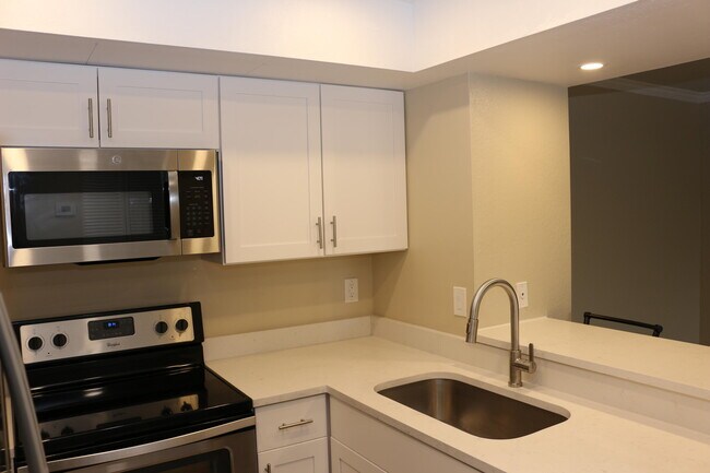 Building Photo - 1565 SE Royal Green Cir