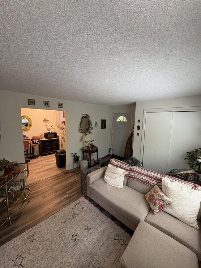 Building Photo - Apartment For Rent! In Unit Laundry!